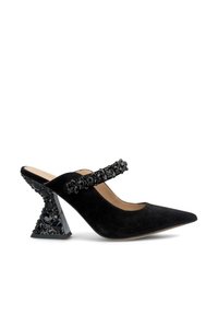 Scarpa slingback nera in suede con punta affilata, decorata con una cinghia adornata di cristalli e un tacco a perline sfaccettate unico.