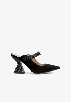 Schwarze Wildlederslingback-Schuh mit spitzem Zehenbereich, verziert mit einem kristallbesetzten Riemen und einem einzigartigen facettierten, perlenbesetzten Absatz.