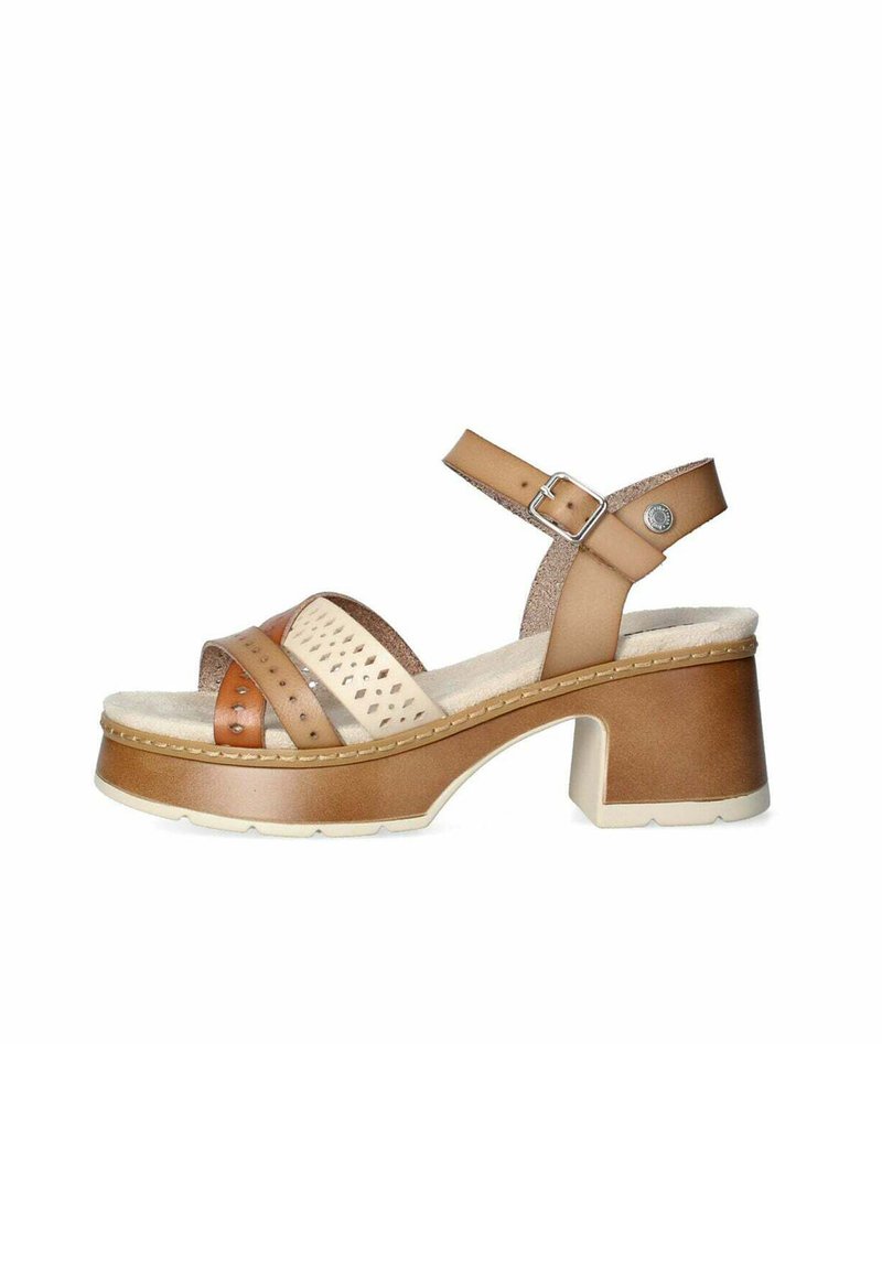 Sandalias de plataforma marrones y beige con punta abierta, tira en el tobillo, perforaciones decorativas y un tacón grueso. Plantilla suave texturizada con costuras.