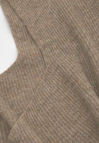 Beige gebreide trui met een ribbeltextuur, voorzien van een brede halslijn en een zachte, dikke stof. Eenvoudig, clean ontwerp zonder versieringen.