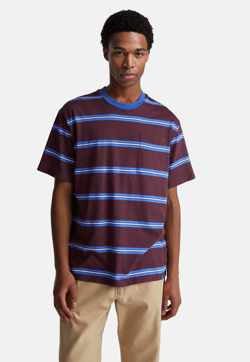 Camiseta de rayas marrones con líneas horizontales azul claro, mangas cortas, cuello redondo y un bolsillo en el pecho. Textura de tela suave.