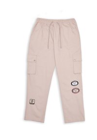 Beige cargobroek met elastische tailleband, trekkoord, twee zijzakken en drie geborduurde patches op het linkerpunt.