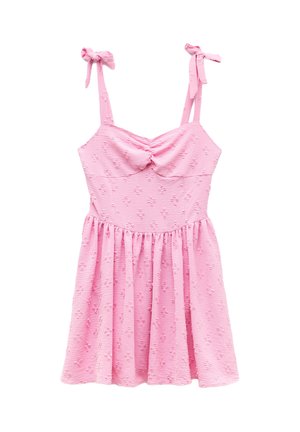 Vestito rosa con un tessuto testurizzato, spalline a spaghetti con dettagli a fiocco, corpino aderente e gonna a campana. Presenta un design a ruches sul davanti.