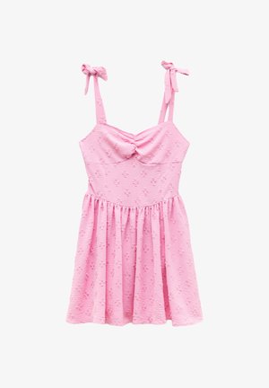 Vestito rosa con un tessuto testurizzato, spalline a spaghetti con dettagli a fiocco, corpino aderente e gonna a campana. Presenta un design a ruches sul davanti.