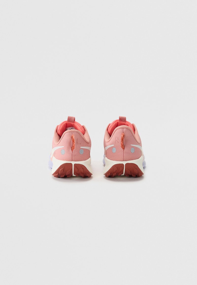 Sportliche Schuhe mit einem pinken Mesh-Obermaterial, weißen Akzenten, rutschfester Gummisohle und einem Zugband an der Ferse; leicht und atmungsaktiv.