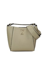 Borsa a secchiello in pelle beige con una forma strutturata, caratterizzata da un accento metallico a forma di "E", cuciture nere a contrasto e una tracolla testurizzata.