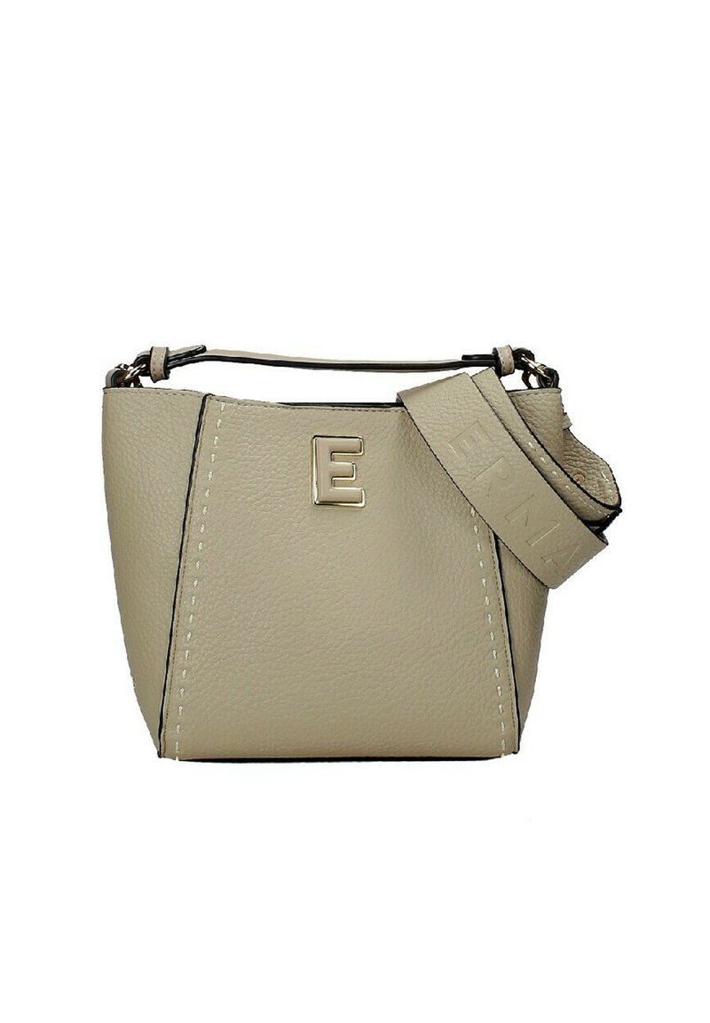 Borsa a secchiello in pelle beige con una forma strutturata, caratterizzata da un accento metallico a forma di "E", cuciture nere a contrasto e una tracolla testurizzata.