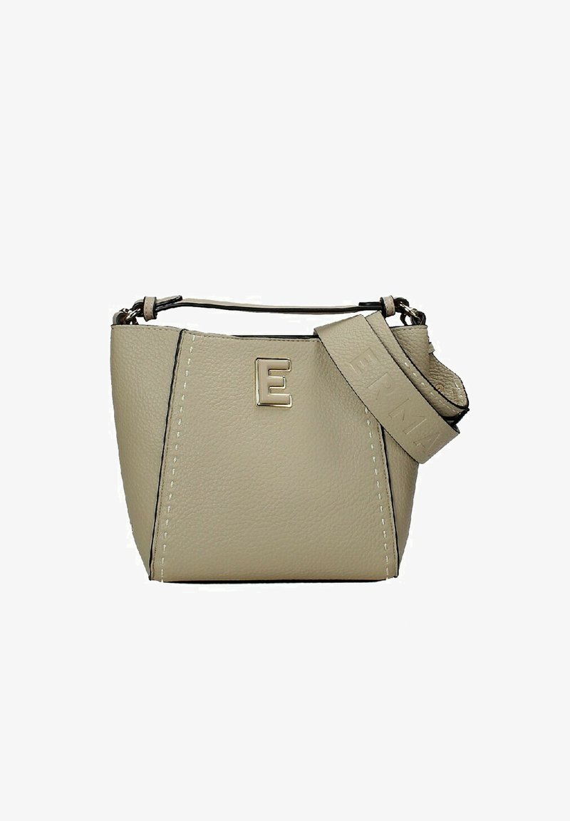Borsa a secchiello in pelle beige con una forma strutturata, caratterizzata da un accento metallico a forma di "E", cuciture nere a contrasto e una tracolla testurizzata.