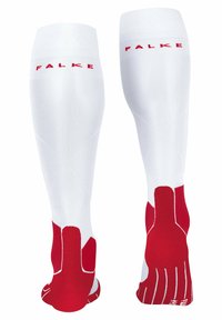 Weiße Kompressionssocken mit roten Akzenten und "FALKE"-Logo. Verfügt über eine atmungsaktive Netzstruktur und ein fußspezifisches Design für zusätzlichen Halt.