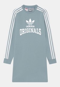 Ljusblå långärmad klänning i bomull med vit "adidas" och "ORIGINALS"-text samt tre vita ränder på ärmarna.