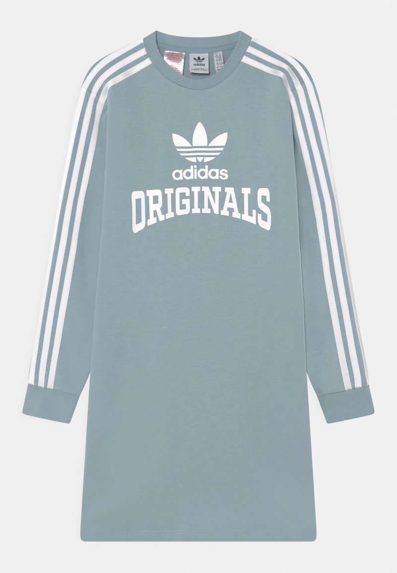 Ljusblå långärmad klänning i bomull med vit "adidas" och "ORIGINALS"-text samt tre vita ränder på ärmarna.