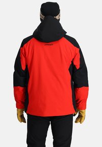 Rote und schwarze wasserdichte Jacke mit Kapuze, versehen mit einem eleganten Design, elastischen Bündchen und verstärkten Nähten, sowie einem Logo auf der Rückseite.