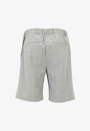 Szürke csíkozott rövidnadrág elasztikus derékkal, két hátsó zsebbel és oldalsó díszítéssel, ami kontrasztos anyaggal készült.