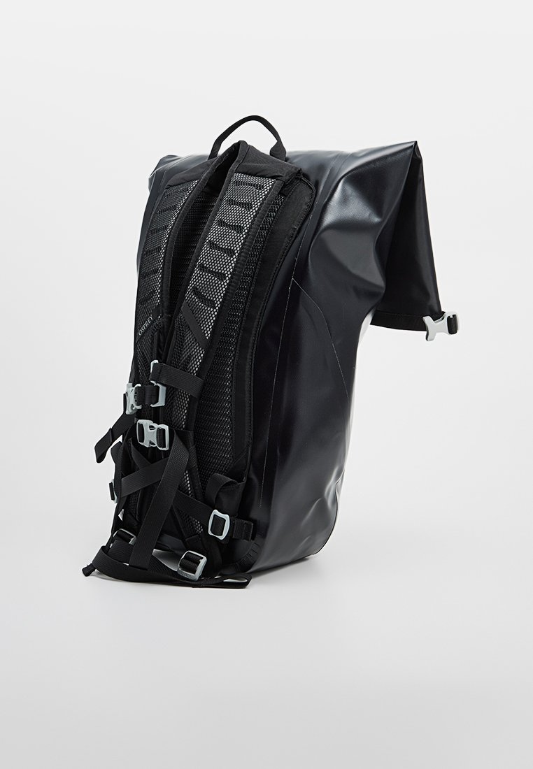Sac à dos étanche noir au design élégant, avec des sangles réglables, des panneaux en maille et des boucles en plastique. Il dispose d'une fermeture par enroulement.