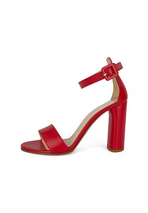 Červená kožená sandála na vysokém podpatku s jedním předním páskem, kotníkovým páskem s přezkou a robustním podpatkem. Hladká textura se zakrytým zadním dílem.