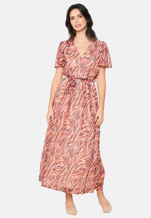 Maximekleid aus leichtem, transparentem Stoff mit einem welligen Muster in Pink und Orange, kurzen, flatternden Ärmeln und einem gebundenen Taillendetail.
