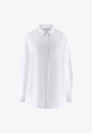 Weißes Langarmhemd mit Kragen, Knopfleiste vorne, Brusttasche und glatter Stofftextur.