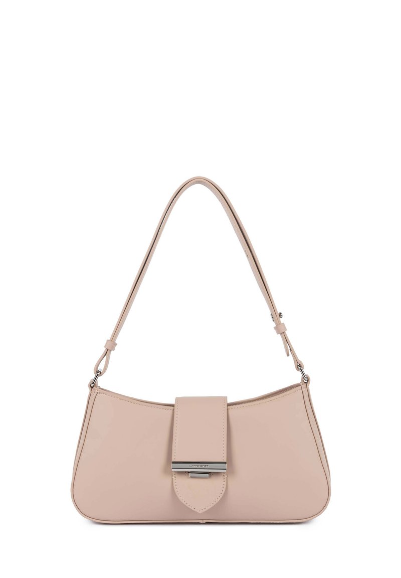 Borsa a tracolla in pelle rosa con forma curva, dotata di chiusura a patta, accessori in argento e una singola tracolla. Texture liscia.