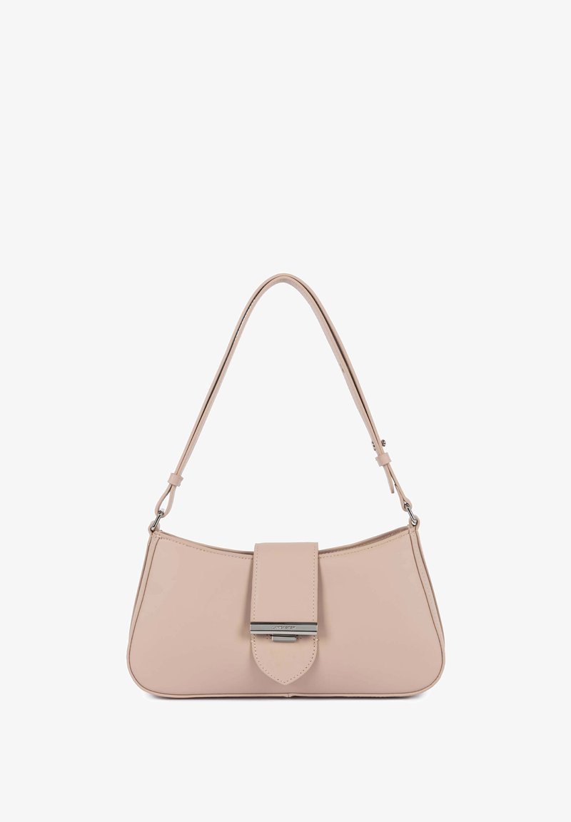 Borsa a tracolla in pelle rosa con forma curva, dotata di chiusura a patta, accessori in argento e una singola tracolla. Texture liscia.