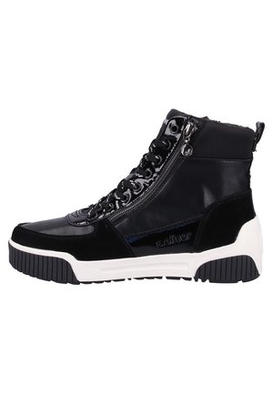 Czarny wysoki sneaker z bocznym zamkiem błyskawicznym, sznurowaniem z przodu, wyściełanym kołnierzem, białą masywną podeszwą oraz logo "s.Oliver" po boku.