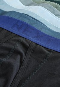 Teanc de boxeri pentru bărbați în culorile negru, albastru, gri, alb și verde, cu benzi elastice cu marcă vizibile la talie.