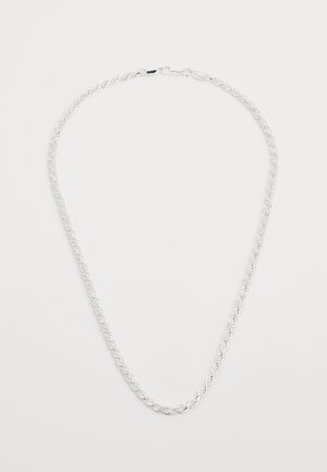 Sudraba ķēdes kaklarota ar savijušu dizainu, gludu tekstūru un aizdari drošai piestiprināšanai. Garums ir piemērots valkāšanai ap kaklu.