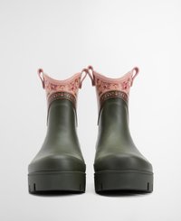 Groene rubberen regenlaarzen met een bovenwerk met roze bloemenpatroon, blokhak en lusjes aan de zijkanten voor gemakkelijk aan- en uittrekken.