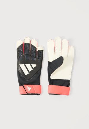 Černobílé brankářské rukavice s červenými zápěstními pásky, polstrovanými prsty a detaily s logem, zobrazené z dlaně i zadní strany.