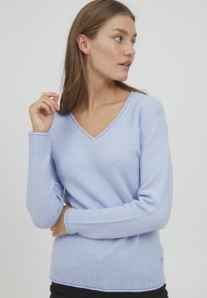 Hellblauer V-Ausschnitt-Pullover mit gerippten Bündchen und Saum, aus einem weich strukturierten Stoff gefertigt. Bietet eine schlanke Passform und dezente Logodetails.