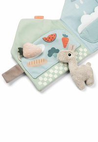Alfombrilla de juego de tela suave en verde pastel con formas de llama y frutas de felpa; presenta bordados y un patrón de cuadrícula texturizado.