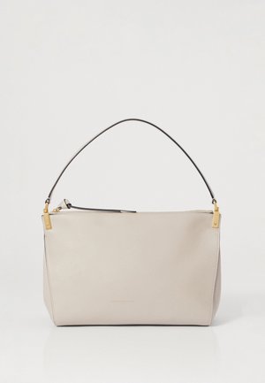 Sac à main rectangulaire beige avec bandoulière noire et ferrures dorées, fermeture éclair, finition lisse et logo embossé subtil sur le devant.