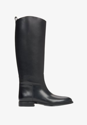 Czarny skórzany kozaki za kolano o gładkiej fakturze, zaokrąglonym nosku i minimalistycznym wzornictwie. Posiadają solidną podeszwę oraz pętelkę do ściągania z tyłu.