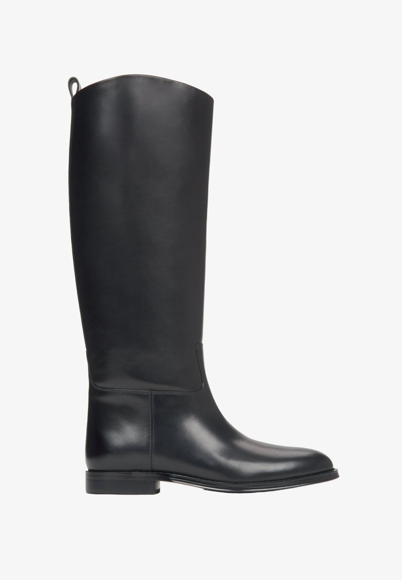 Czarny skórzany kozaki za kolano o gładkiej fakturze, zaokrąglonym nosku i minimalistycznym wzornictwie. Posiadają solidną podeszwę oraz pętelkę do ściągania z tyłu.