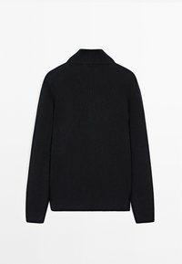 Zwarte geribde trui met een opstaande kraag, lange mouwen en een textuur stof. De achterkant toont een slim fit ontwerp en strakke lijnen.