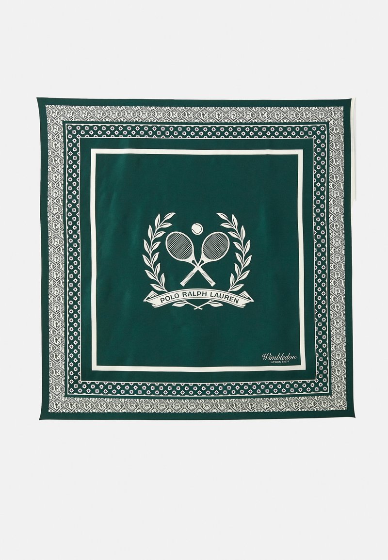 Zaļš zīda šalle ar baltu tenisa tematiku grafiku, ko apņem sarežģīta rakstu apmale. Logotipa teksts lasāms "POLO RALPH LAUREN" un "Wimbledon".