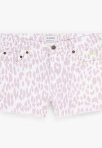 Pantalones cortos de estampado de leopardo en rosa claro y blanco, hechos de tela duradera, con bolsillos frontales, cierre de botón y marca distintiva.