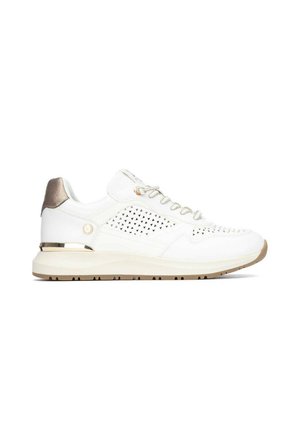 Zapatilla blanca con patrones triangulares perforados, detalle en el talón metálico dorado, cordones blancos y suela beige con dibujo estriado.