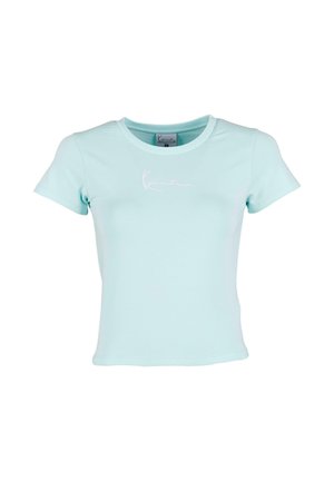 Helles blaues T-Shirt mit kurzen Ärmeln aus weichem Stoff, ausgestattet mit einem runden Halsausschnitt und einem weißen, gestickten Logo auf der Vorderseite.
