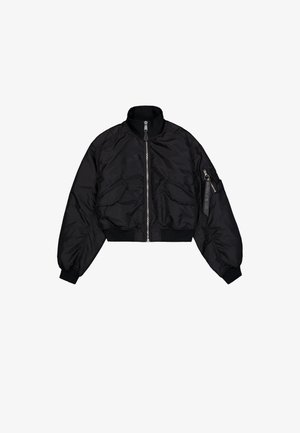 Schwarze, kurze Bomberjacke mit hohem Kragen, Reißverschluss, elastischen Säumen und zwei Fronttaschen. Glatte, glänzende Textur mit leichtem Schimmer.