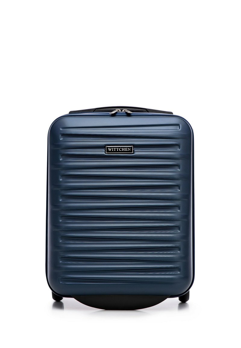 Harde koffer in donkerblauw met verticale ribbels, voorzien van een handvat aan de bovenkant, ritssluiting en staat op vier wielen voor mobiliteit.