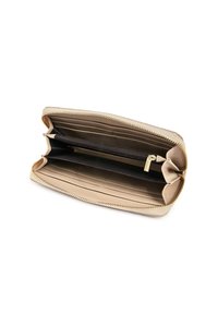 Beżowy skórzany portfel z zamkiem błyskawicznym, posiadający wiele slotów na karty, podzieloną komorę oraz teksturowaną powierzchnię.