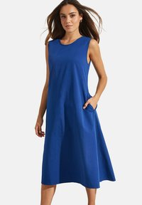 Robe sans manches bleue à coupe décontractée, avec poches latérales et ourlet au genou. Texture lisse et design simple avec un col rond.