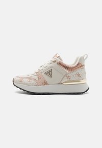 Sneakers bianchi chunky con dettagli in rosato, pannelli testurizzati, motivo logo ripetuto e suola in gomma con battistrada seghettato.