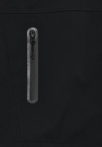 Czarna kurtka z pionową kieszenią na zamek błyskawiczny w szarym odcieniu. Materiał jest gładki o matowym wykończeniu z subtelnymi detalami w szwie.