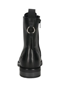 Schwarze Lederknöchelstiefel mit glatter Oberfläche, ausgestattet mit einem Reißverschluss auf der Rückseite und einem metallischen Ringakzent. Flache Sohle mit leichtem Absatz.