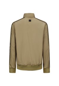 Khaki bomberjack met een opstaand kraag, ribbelmanchetten en een ribbelzoom. Voorzien van zwarte zijstrepen en een logo-opdruk op de rug. Glad textuur.