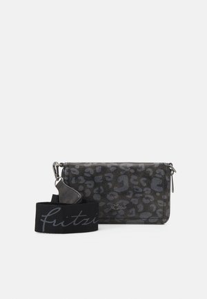 Pochette in pelle nera con stampa leopardata grigia, dotata di tracolla nera rimovibile con testo bianco. Comprende dettagli in metallo argentato e chiusura con cerniera.