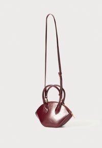 Burgunderfarbene Lederhandtasche mit einer ausgeprägten geschwungenen Form, ausgestattet mit zwei oberen Griffen und einem verstellbaren Schultergurt. Goldene Hardware-Akzente.