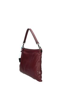 Borsa a tracolla in pelle bordeaux con finitura testurizzata, chiusura con zip e manico corto. Presenta una toppa con logo e hardware in argento opaco.