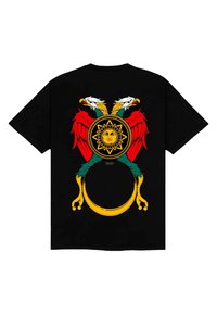 Zwart T-shirt met een kleurrafische afbeelding van twee arenden en rode vleugels, een centraal zonmotief en een gele cirkelvormige detail onderaan.